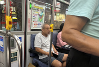 阿北搭公車被傘碰到怒吼「衣服髒了」 竟勒索小女孩200元