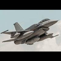 空軍新買F-16 BLK70在美國掛上適型油箱 為飛回台灣做足訓練
