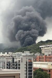 黑煙蔽日！桃園龜山工廠全面燃燒  警、消搶救中