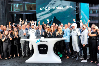 中英對照讀新聞》SpaceX surges past $2 trillion in Nasdaq debut, closes in on Amazon SpaceX那斯達克上市，市值飆破2兆美元，逼近亞馬遜