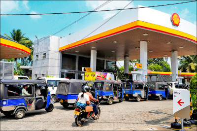 中英對照讀新聞》Sri Lanka jails man for hoarding four litres of fuel斯里蘭卡以囤積4公升燃料為由監禁一名男子