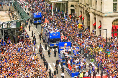 中英對照讀新聞》NY Knicks Fans Pay $950 to Hold Spots at Free Parade 紐約尼克球迷砸950美元 雇人卡位免費封王遊行