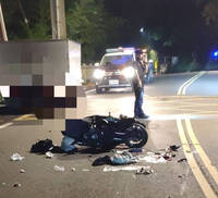 驚悚！仰德大道小貨車逆向超車  機車遭撞成對折騎士命危