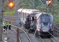 英國2列火車疑追撞 司機喪命、89人輕重傷