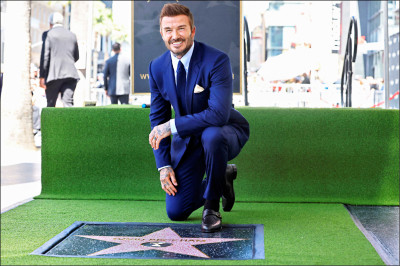 中英對照讀新聞》David Beckham honored with Walk of Fame star as LA hosts World Cup games洛杉磯舉辦世足賽事之際 大衛．貝克漢在星光大道摘星