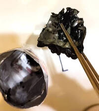 獨家》嚇死！男喝完果汁壓扁包裝驚覺有硬物 剪開一看一坨黑黑的