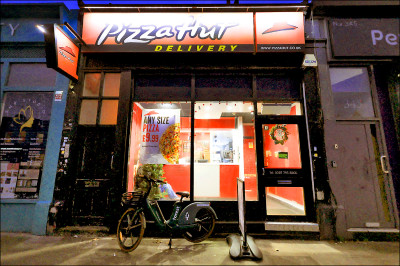 中英對照讀新聞》Yum Is in Exclusive Talks to Sell Pizza Hut to LongRange 百勝正就出售必勝客與LongRange展開獨家談判