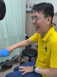 拜票變掛急診！衝刺南投縣長選戰 温世政遭狗咬傷手指