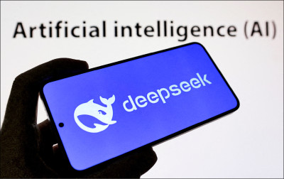 中英對照讀新聞》US holds off blacklisting China’s DeepSeek, more than 100 firms deemed security risks, sources say 消息來源稱，美國延遲將中國深度求索等逾100家被認為是安全風險的企業列入黑名單