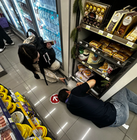 日韓瘋傳！櫻花妹在仁川機場超商掉落耳機 店員躺地拆貨架取回