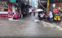 暴雨炸新北淡水！中山路菜市場「淹成小河」 民眾克難前行
