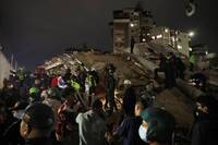 委國強震傳至少32死逾700傷 民眾徒手搜救、爬瓦礫堆逃生