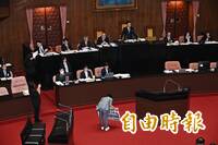 痛心藍白封殺！ 何欣純向江啟臣鞠躬：拜託別擋無人機