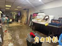 內湖災後持續清淤抽污！店狗無奈待桌面 路邊哆啦A夢滿身泥