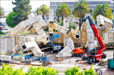 中英對照讀新聞》San Francisco Battles Skateboarders Over the City’s Ugliest Fountain 舊金山當局與滑板族為該市的最醜噴泉而戰