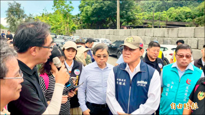 花蓮萬里溪堰塞湖黃色警戒解除 季連成視察堤防工程