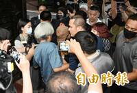 大陣仗複訊！張國政3壯碩保鏢「人肉護主」擋調查官 現場陷混亂