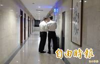張國華律師「2卡行李箱」塞1.2億錢磚 他曝驚人重量：搬完腰閃到
