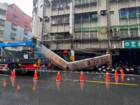 巴威襲新北  蘆洲店家招牌墜落砸中4台機車