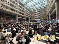 火車沒開北車大廳竟塞爆！ 民眾風雨無阻「雲林殺到台北」抓寶