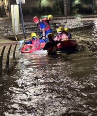 萬華雁鴨公園堤外積水1米深 消防出動小艇救3人