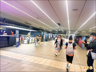 《颱風假沒風雨》北市KTV訂位滿 部分百貨照開