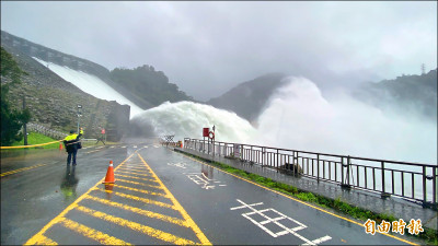巴威雨彈狂炸 石門水庫溢洪道全開洩洪