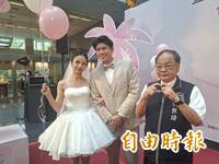 中市民政局別開生面    大手筆舉辦空中聯合婚禮盧秀燕在飛機中證婚