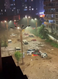 影音》車裡疑有人！中國河北承德暴雨淹水3公尺 大批車輛被沖走