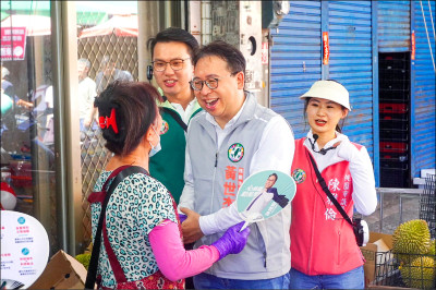 黃世杰市場拜票 批張善政市府「螺絲鬆了」
