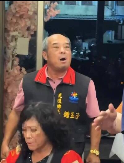 花蓮藍營參選人被爆耍流氓！鍾玉清闖餐會發傳單 竟想幹架飆罵「媽XXB」
