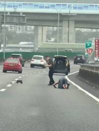 台74線驚魂！25歲醉女突開車門跳車 滿臉血跪趴車道嚇壞用路人