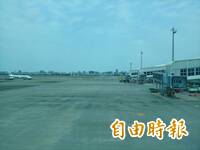 近20年來首見！達美航空突破高雄機場宵禁凌晨1：42起飛全網熱議