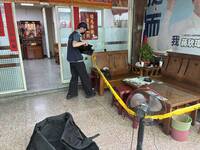 男攜疑爆裂物闖新北議長蔣根煌服務處  新莊警方封鎖現場