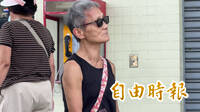 無聲抗議！傅崐萁歡慶「反罷免」週年 葉霸老師會場外獨坐冷對