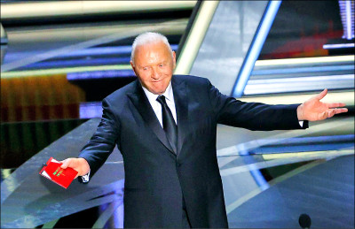中英對照讀新聞》Actor Anthony Hopkins signs record deal as a composer演員安東尼．霍普金斯以作曲家身分簽下唱片合約