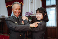 青春俏麗女軍官為老爸掛階  新科中將邱之峯立刻多了「這個稱號」