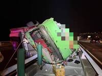 國1深夜驚傳連爆！大貨車爆胎翻車 「零件四散」衰殃17車