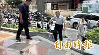柯文哲現身派出所！電子腳鐶換手環 拄拐杖下車笑稱沒事
