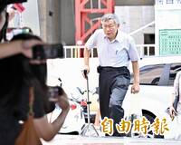 柯文哲現身派出所！電子腳鐶換手環 拄拐杖下車笑稱沒事
