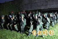 隨軍直擊》漢光10天9夜不斷電 召員夜射M4A1成「亮點」