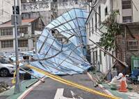 風來了！北市下午颳強風  1工地鷹架、1圍籬倒塌1路過民眾受傷