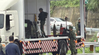 漢光42》軍卡行駛台13線8吋榴砲彈竟掉落 軍方急赴現場搬運