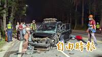 澎湖馬公轎車自撞燈桿 消防破壞車體救出女駕駛、6歲女童