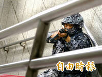 漢光42》美語老師「盯場」 憲兵深夜北捷運補 一身城市迷彩夠隱匿