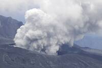 2台人墜機遺體仍在火山口內！日阿蘇火山升3級警戒局部地區禁入