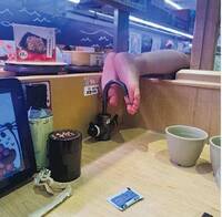 壽司郎用餐男童「赤腳踩水龍頭」 女顧客嚇壞：這輩子都不想再吃
