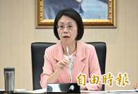 遭爆都在吹捧中國、教學內容爛到被學生罵 翁曉玲嗆：名字給我