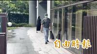 返台發「離婚協議書」再掀議論 趙建銘低調現身診所