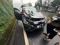 蘇花公路逾50公斤巨石砸中休旅車 一家3人驚險逃生